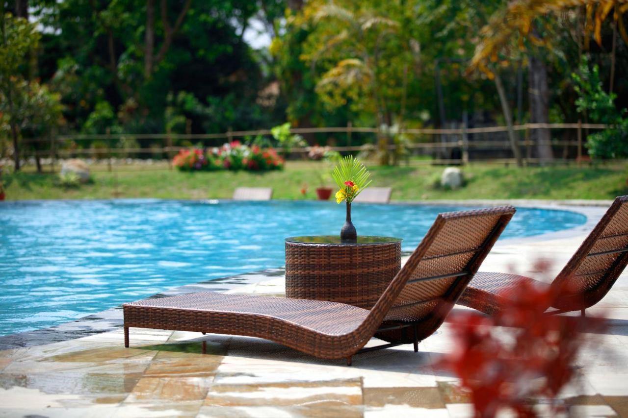 Jungle Villa Resort - Near Chitwan National Park Exterior photo